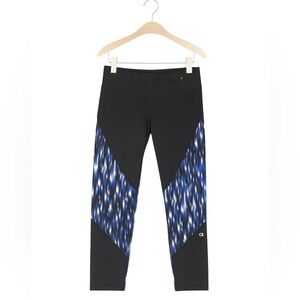 Women’s size small GapFit Capri leggings. Black and blue design.